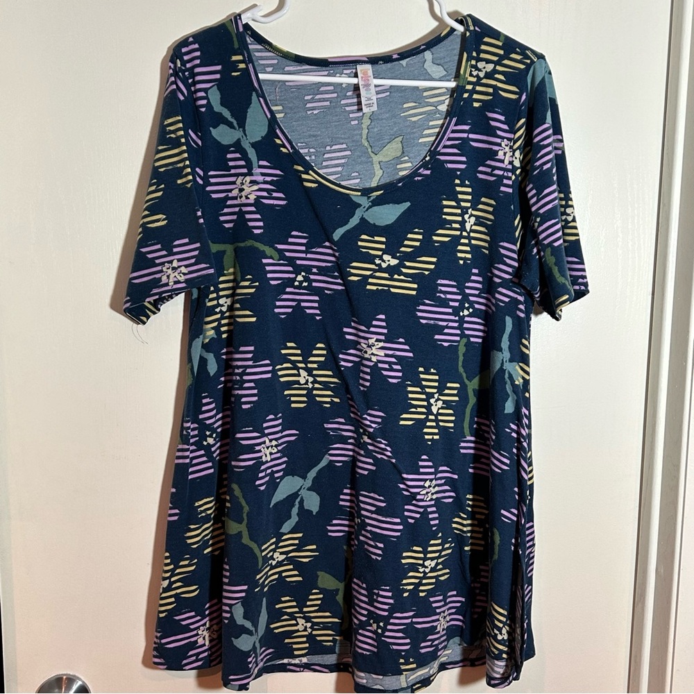 Lularoe Irma floral tee Large